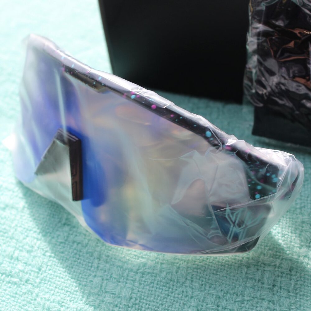 NWT Vaghozz Polarized Sunglasses comes with all items in pictures